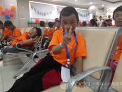 范冰冰爱里的心2017首批44名西藏先心病儿童抵沪手术年龄最小的年